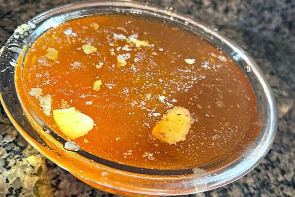 De l'huile dans un plat en verre 