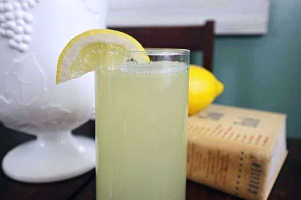 Du jus de citron dans un verre 