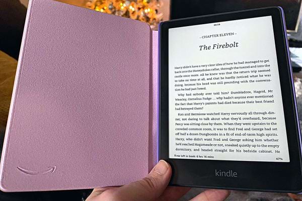 Une liseuse avec une protection rose