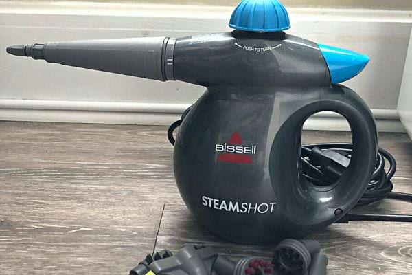 Une machine à nettoyeur vapeur