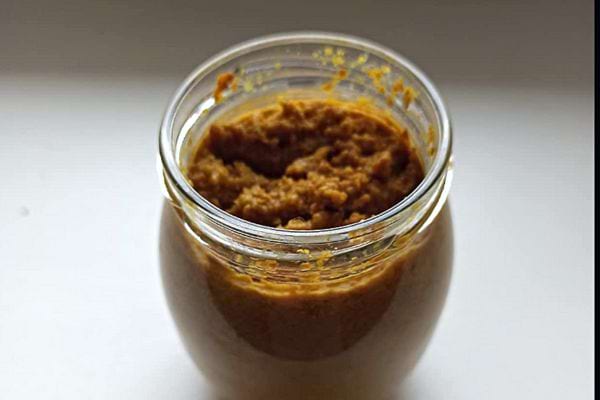 De la moutarde dans un pot en verre 