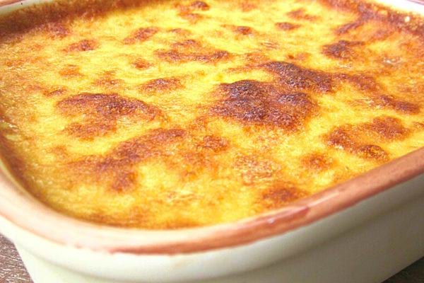 Des oeufs au lait entier dans un plat blanc 