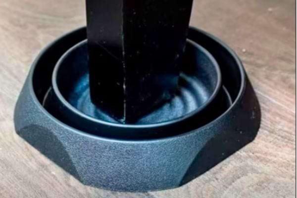 Un pied de lit dans une boîte noire