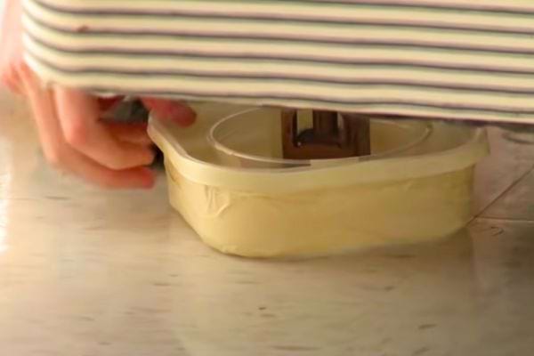 Un pied de lit dans un récipient