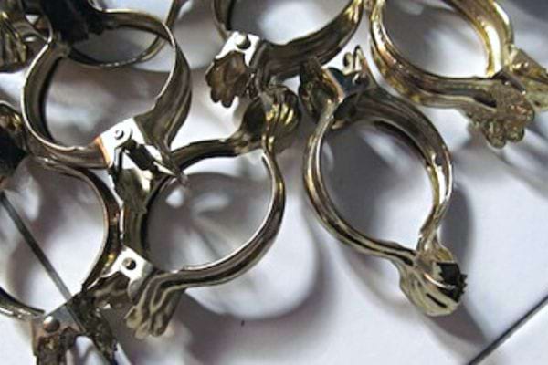 Plusieurs pinces à rideaux dorés