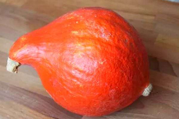 Un potimarron avec la forme d'une poire 