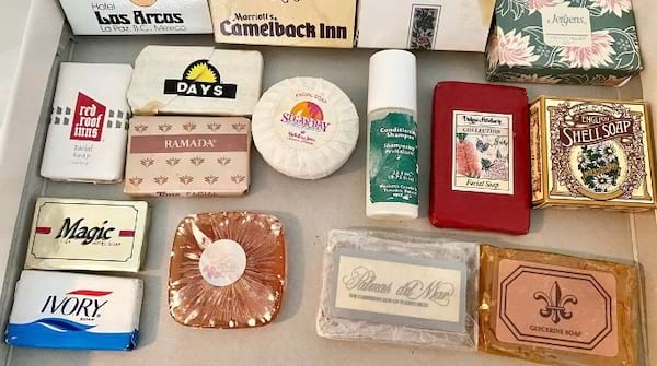 Plusieurs sortes de savon d'hôtels de différentes marques  