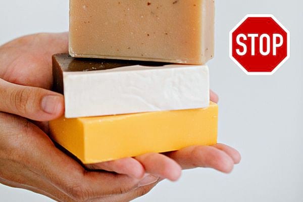 Plusieurs savons dans une main