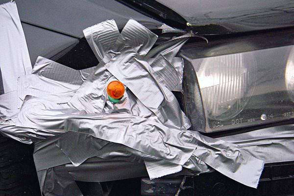 Du scotch sur un pare-choc de voiture
