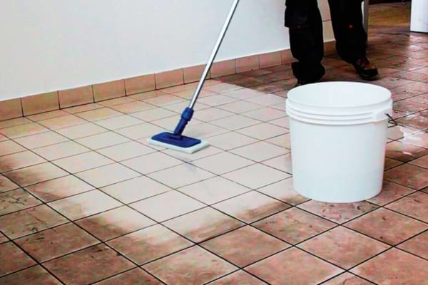 Du carrelage lavé avec une serpillère au vinaigre blanc