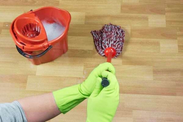 Un parquet stratifié nettoyé avec du liquide vaisselle