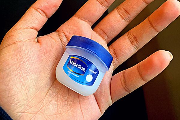 Vaseline : Les 8 Dangers Méconnus Pour la Santé.