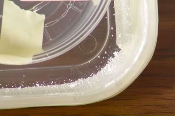 Du talc dans un récipient transparent