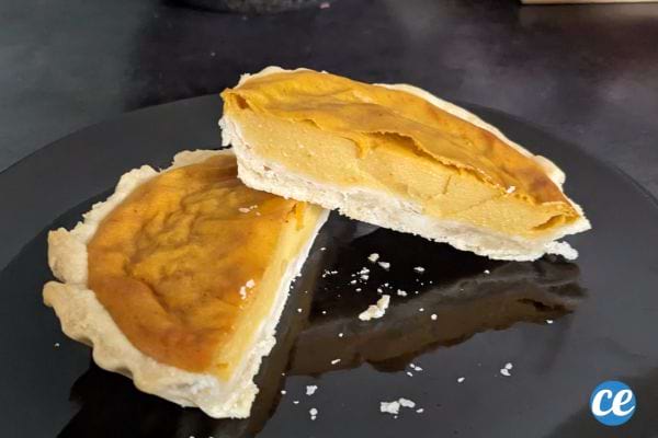 Une tarte au potimarron découpée en deux 