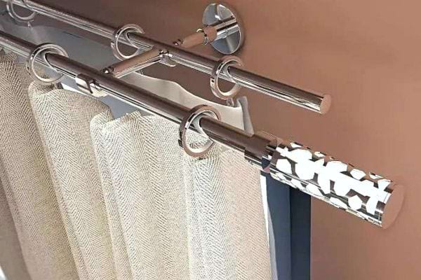 Deux tringles à rideaux