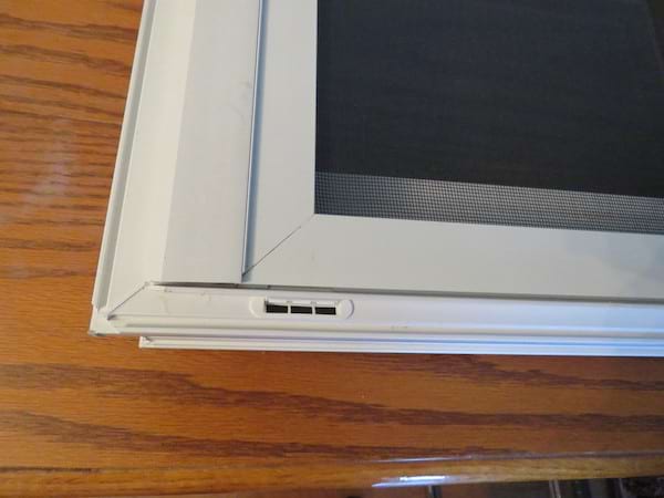 Trois petits trous dans une fenêtre PVC