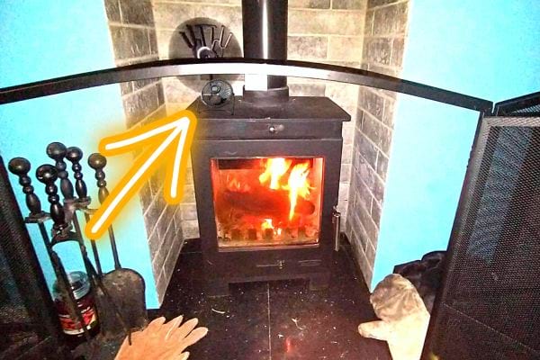 Un mini ventilateur noir sur une poêle à granulés 