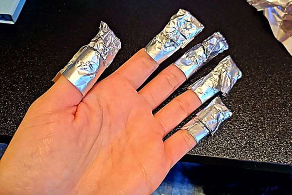 Des papillotes d'acétone sur des ongles 