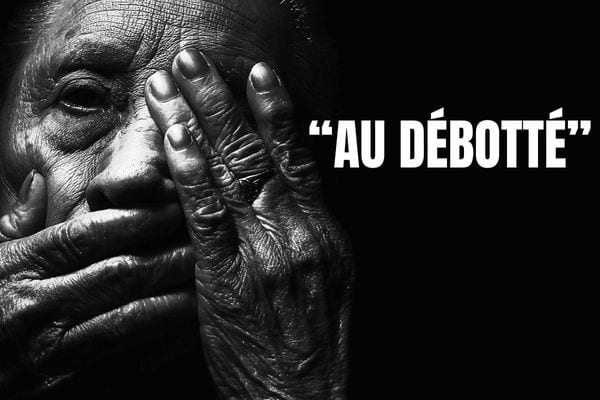 Une femme âgée qui mets sa main sur son visage 