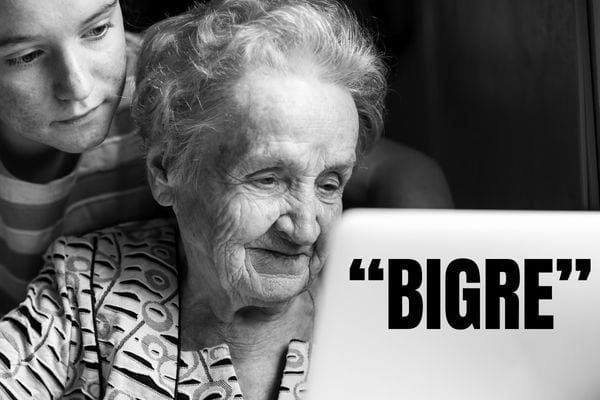 Une femme âgée avec une jeune fille 