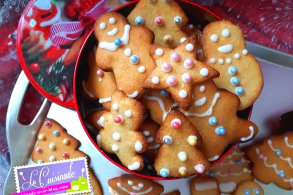 Plusieurs biscuits de Noël au beurre et à la cannelle dans une boîte rouge