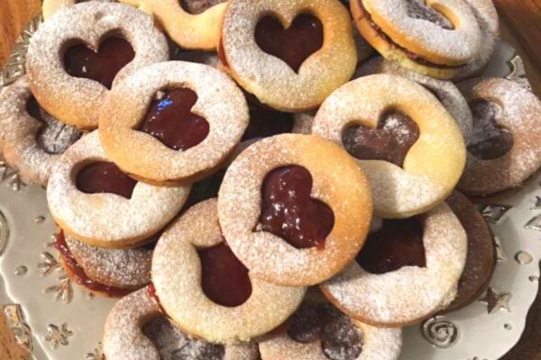 Des Biscuits "miroir" au Thermomix avec des coeurs au milieu et du chocolat