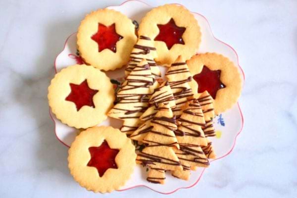 Des Biscuits de Noël sans gluten à la poudre d'amandes en forme d'étoile et de sapin
