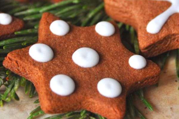 Des Biscuits de Noël au chocolat en forme d'étoile