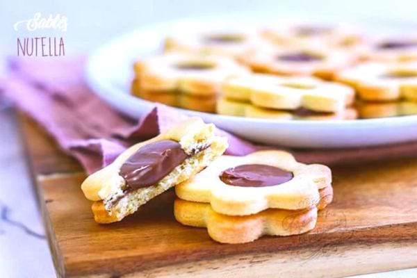 Des Biscuits fourrés au Nutella dans une assiette blanche