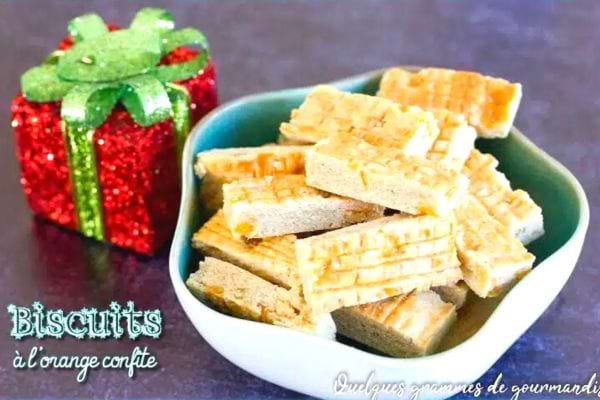 Plusieurs Biscuits à l'orange confite avec un cadeau rouge et vert