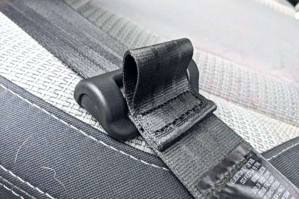 Une ceinture de sécurité de voiture avec une boucle