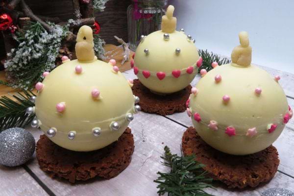 Trois boules de Noël en chocolat