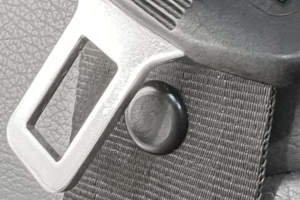 La boucle d'une ceinture de sécurité de voiture 
