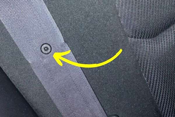 Ein kleiner Knopf vom Sicherheitsgurt eines Autos