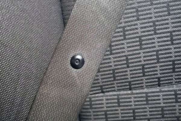 À quoi sert le bouton sur la ceinture de sécurité ?