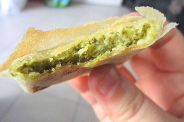 Une personne tenant une brick aux brocolis