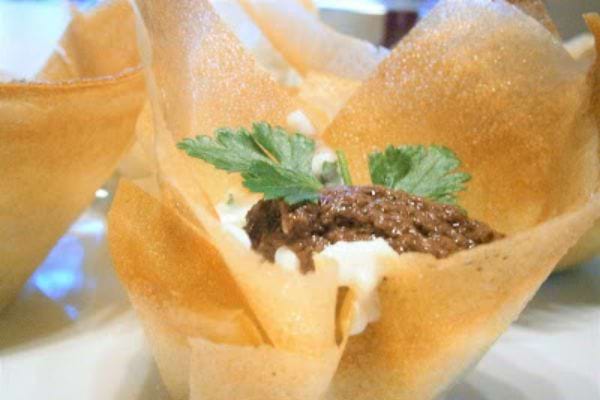 Des bricks au chèvre chaud et à la tapenade