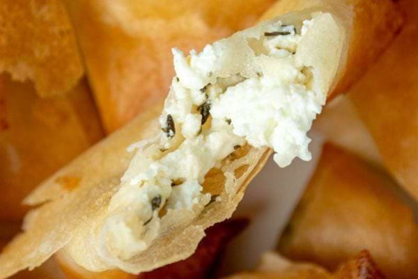 Plusieurs bricks au fromage de chèvre et au miel