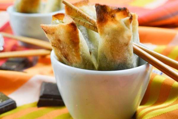 Des Bricks banane chocolat dans un bol blanc 