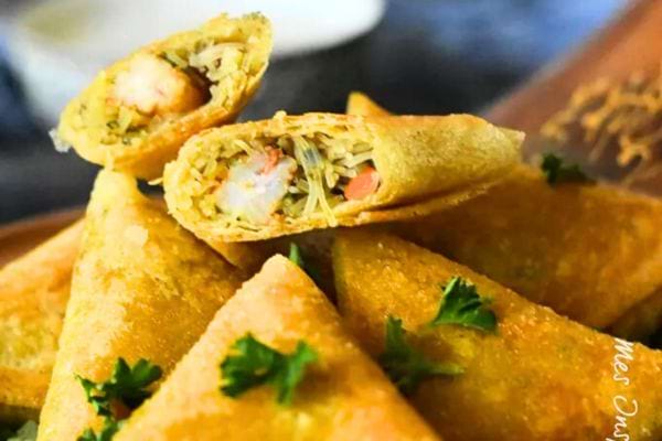 Plusieurs bricks aux crevettes à la marocaine