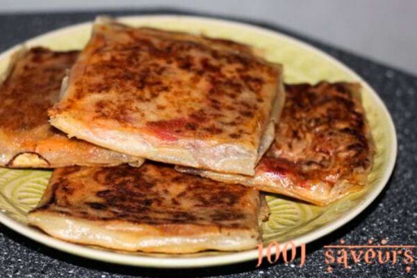 Des Bricks façon msemen dans une assiette 