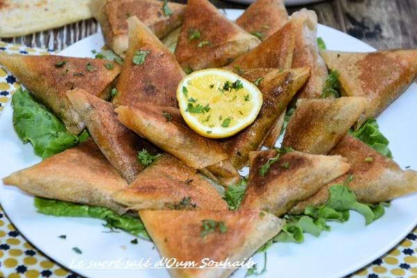 Des Brick kefta dans une assiette blanche avec du citron 