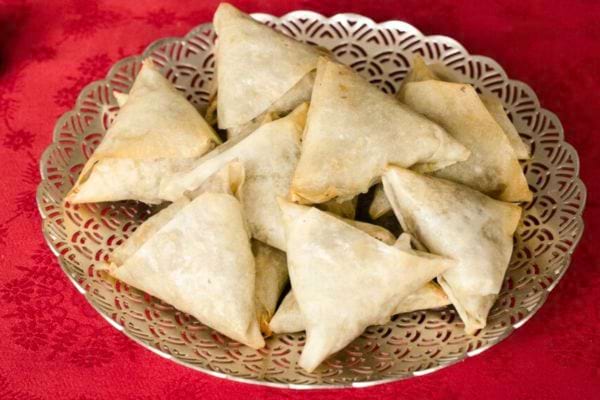 Des bricks orientales à l'agneau dans un plat 