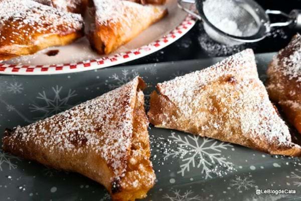 Des Bricks pommes et poires avec du sucre glace dessus dans une assiette 