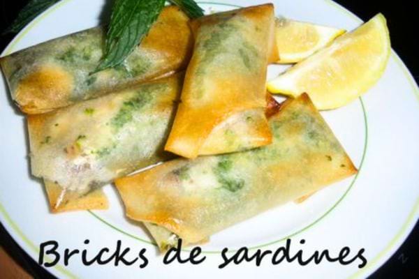 Des Bricks à la sardine dans une assiette blanche 