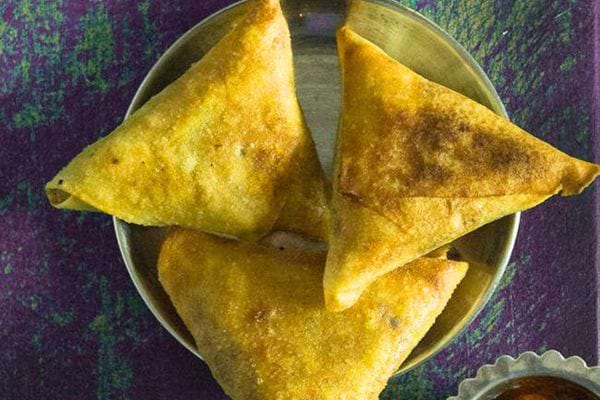 Trois bricks vegan au curry dans un petit bol 