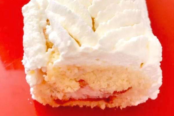 Une bûche blanche à la crème chantilly au mascarpone
