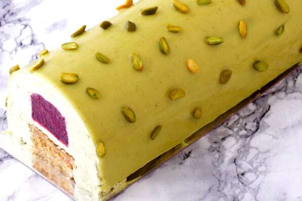 Une bûche aux pistaches et griottes