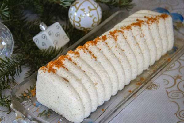 Une bûche Speculoos et poires proche d'un sapin 