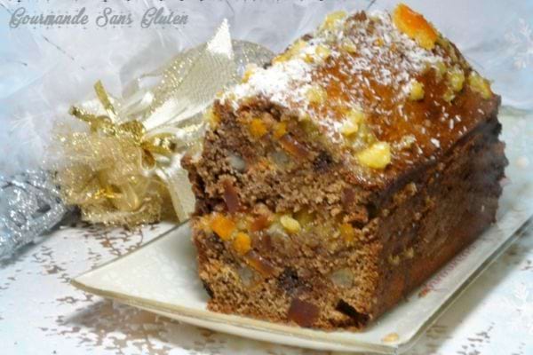 Un cake aux fruits confits découpé 